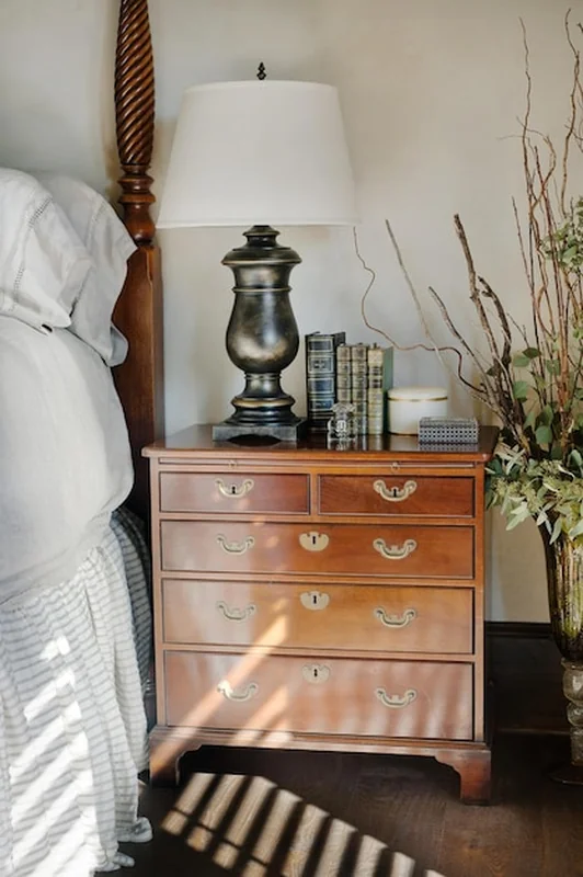 Elegancka dekoracja nocnego stolika w sypialni