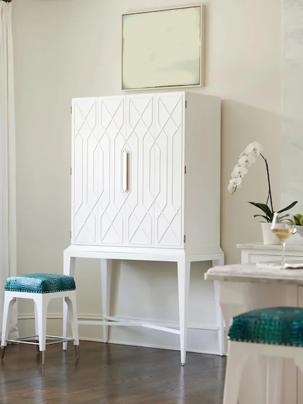 Biała komoda w nowoczesnym wnętrzu mieszkania