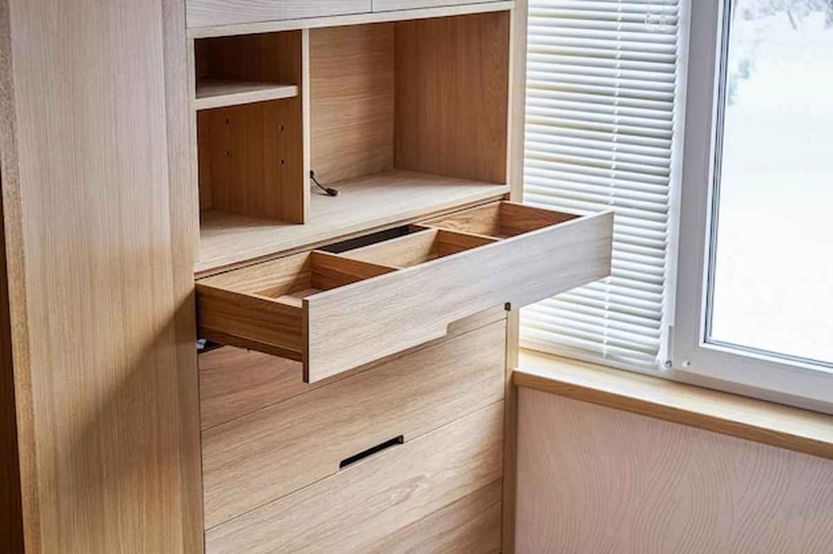 Wewnętrzna szafka drewniana z półkami i otwartą szufladą