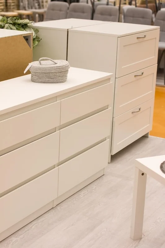 Wnętrze domu z białą komodą i nocnym stolikiem