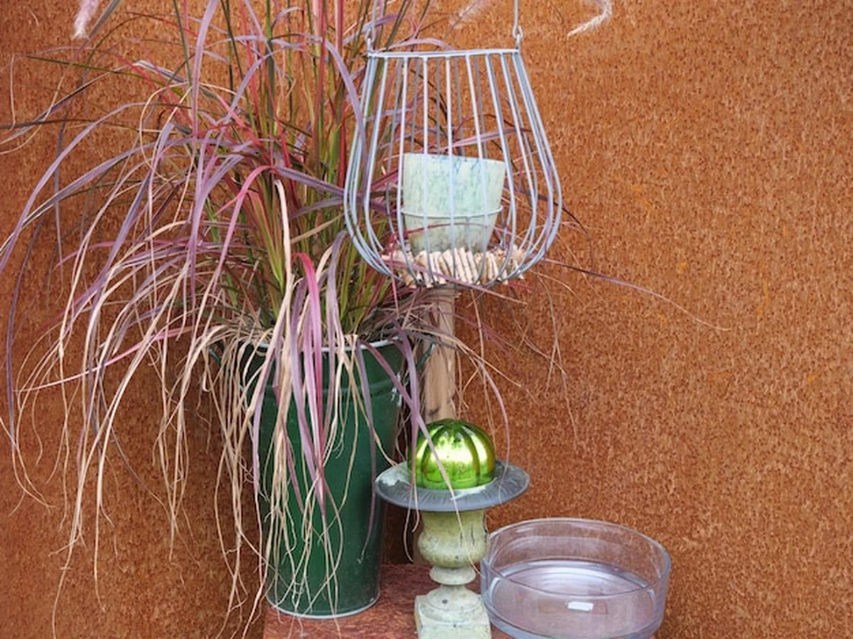 Rustykalna jesieńska dekoracja w ogrodzie