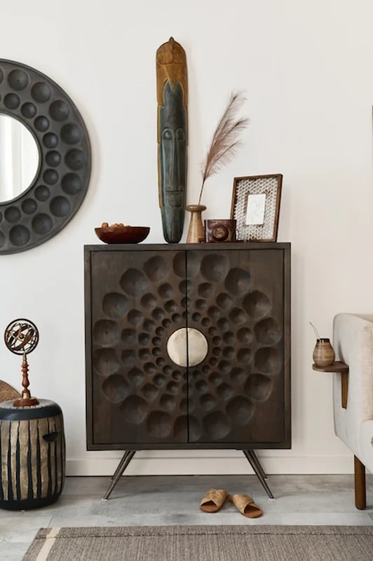 Projekt wnętrza z komodą w salonie z białą ścianą