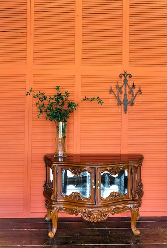 Stylowa aranżacja wnętrza salonu z komodą drewnianą w stylu retro