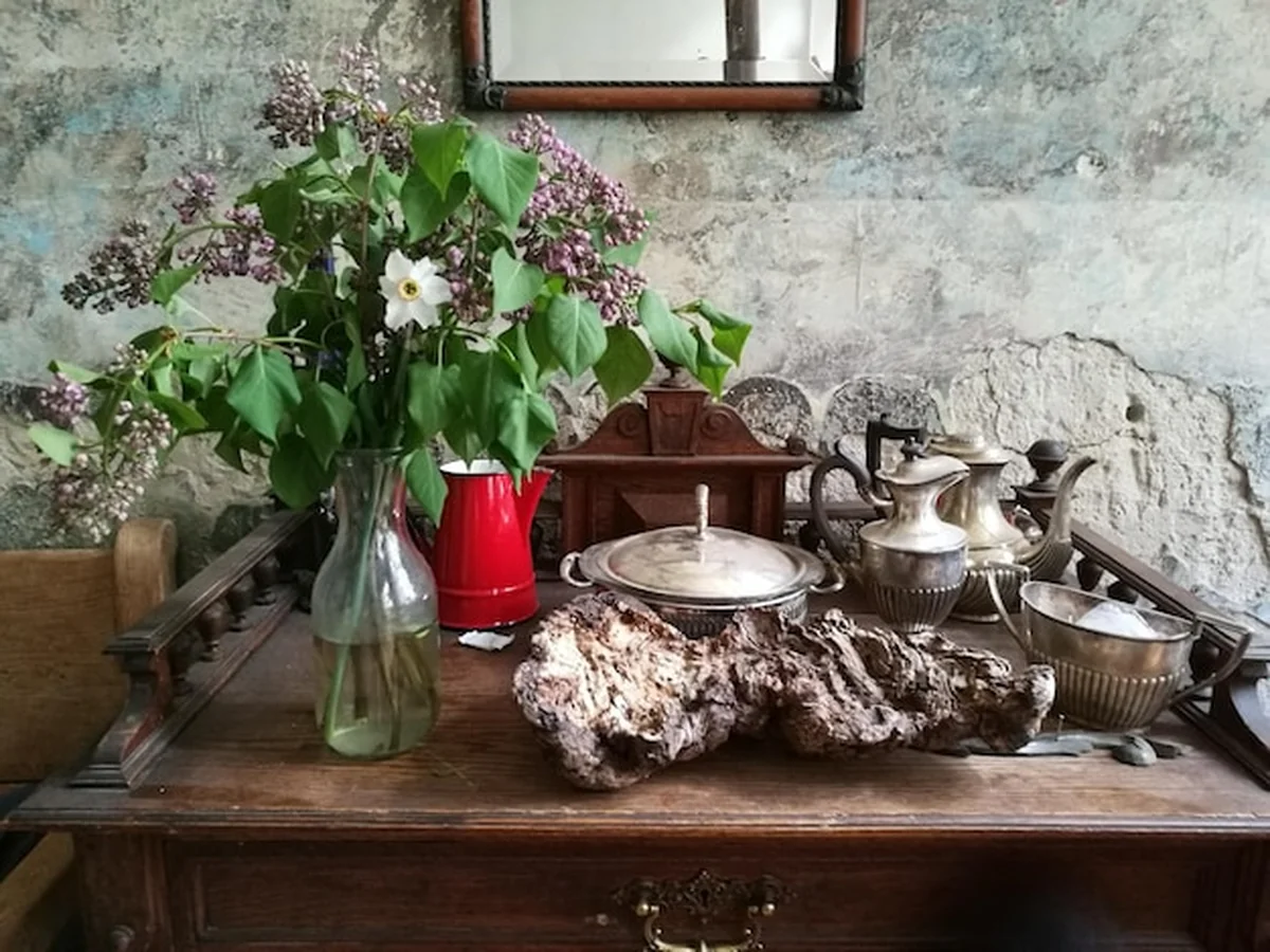 Waza kwiatów na drewnianym stole