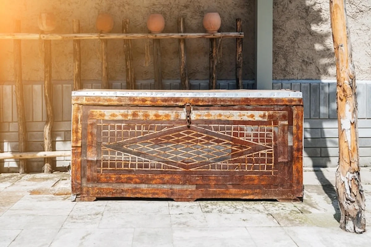Starożytna drewniana skrzynia z metalowym wzorem na ulicy