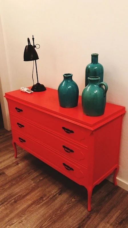 Dekoracje na czerwonej szafce na ścianie w domu