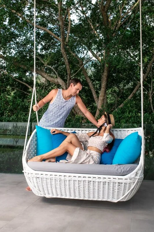 Para odpoczywa razem na huśtawce ogrodowej