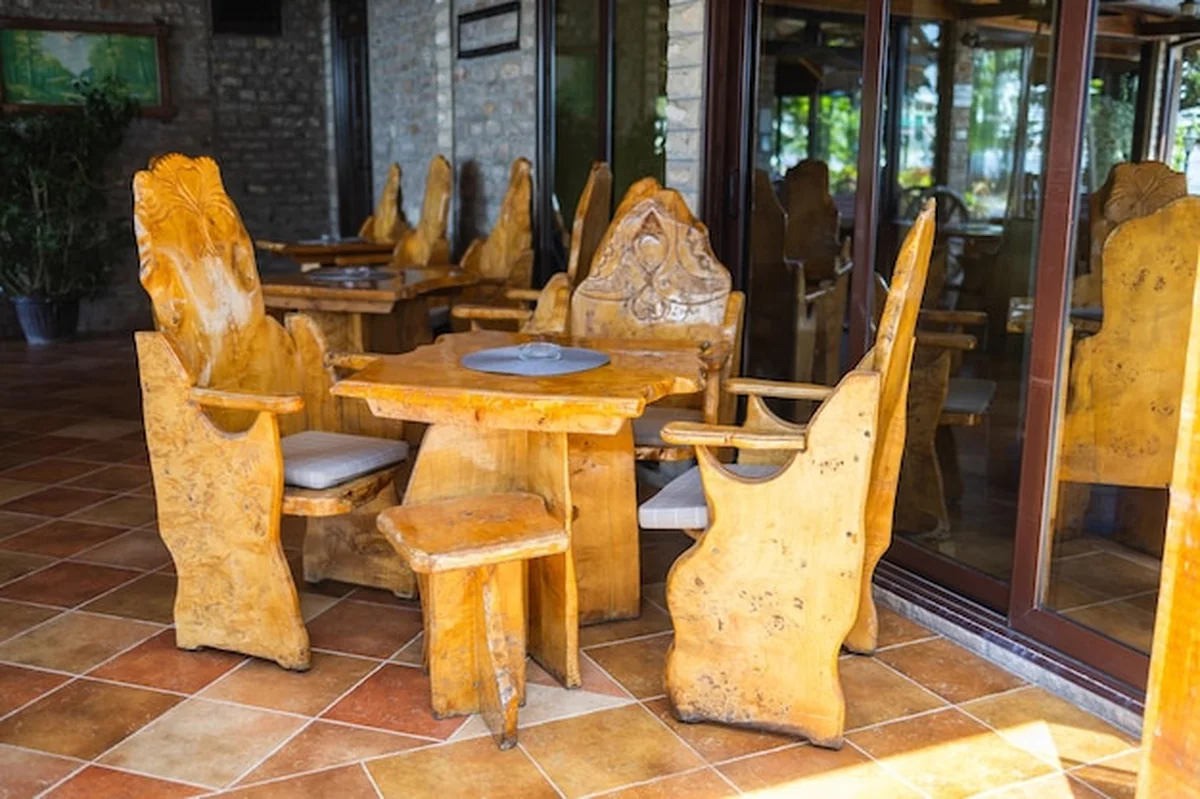 Rustyczne drewniane krzesła i stół w restauracji z naturalnymi materiałami