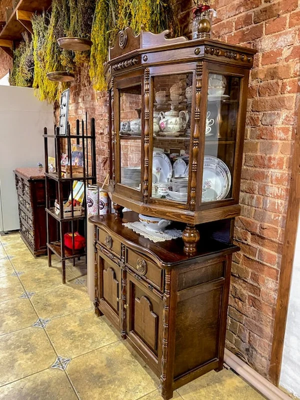 Wnętrze starego domu z drewnianą komodą