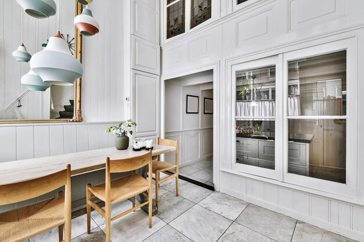 Luksusowe wnętrze jadalni z eleganckim stylem białych witryn