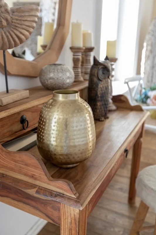 Nowoczesne wnętrze dwupiętrowego mieszkania z elementami dekoracyjnymi w stylu balijskim