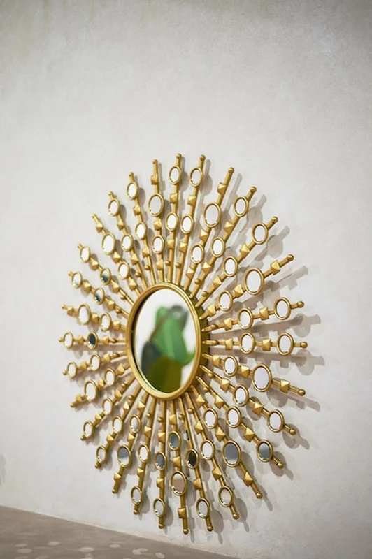 Złote okrągłe lustro z promieniami Słońce lub okrąg