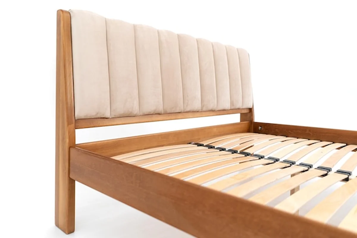 Brązowe podwójne drewniane łóżko bez materaca na białym tle