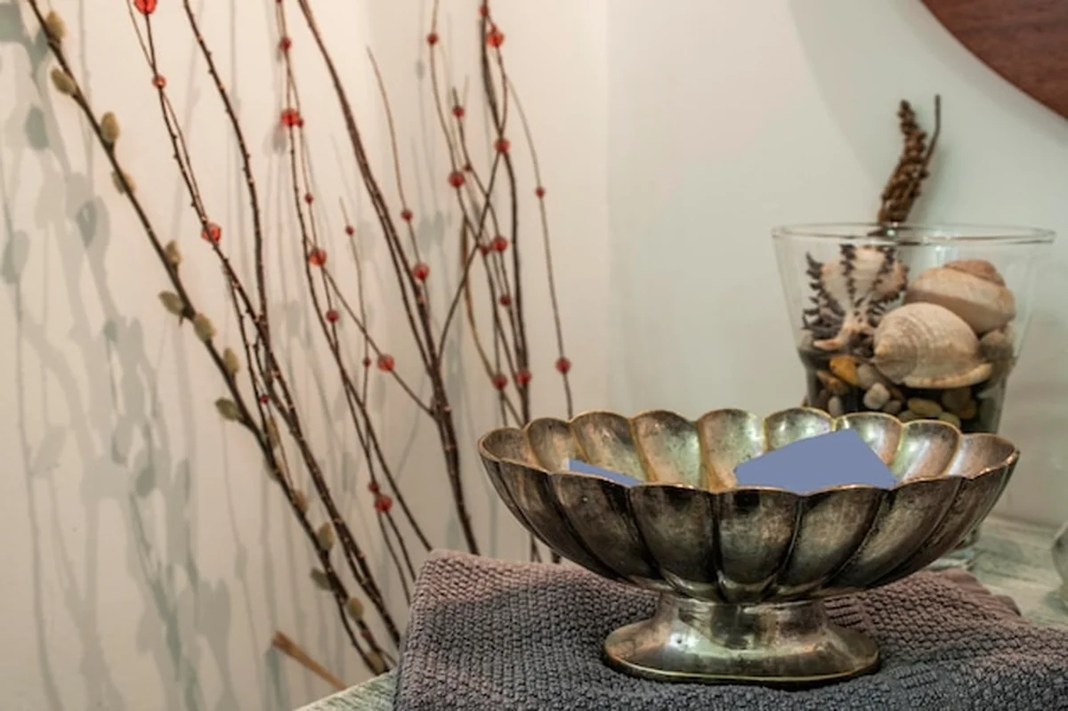 Dekoracyjna taca z alpaki na szarym ręczniku