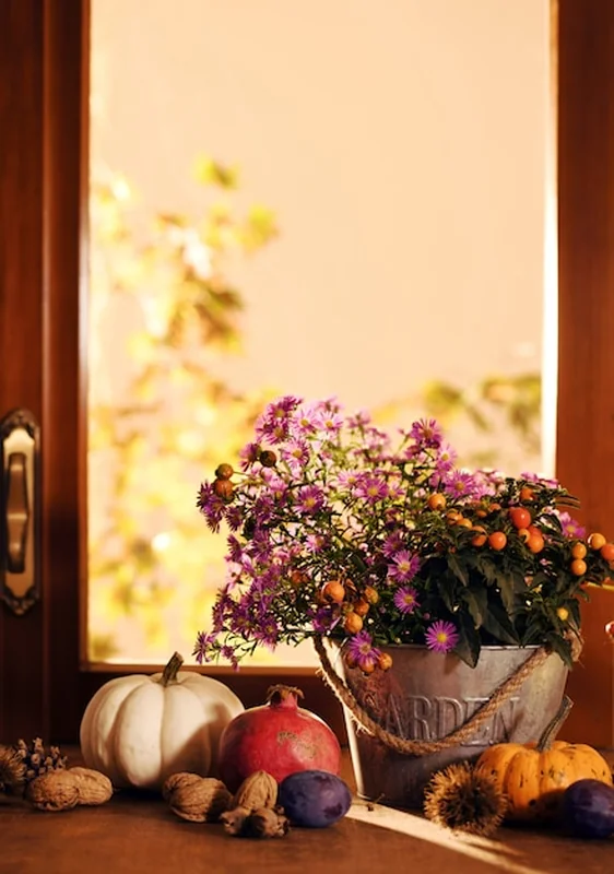 Jesienna dekoracja w kształcie dyni na stole