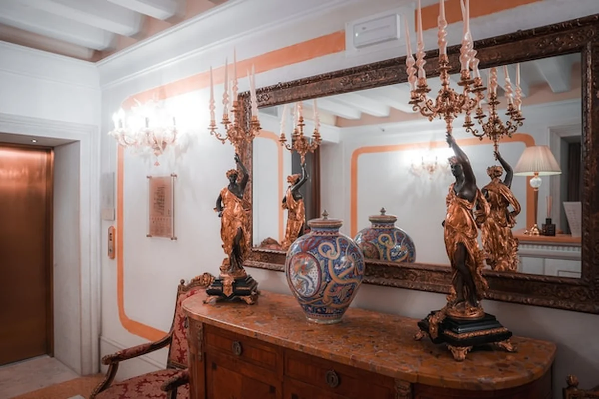 Klasyczny i elegancki salon z meblami, lustrem i żyrandolem