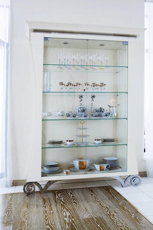 Biała szafka w różnych stylach dostępna w sklepach. Warto rozważyć różne modele przed zakupem