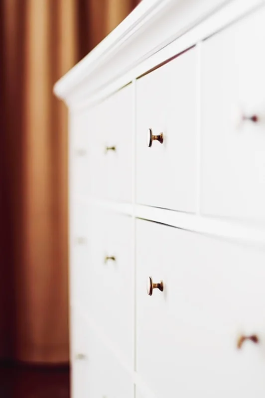 Biała komoda w sypialni i aranżacji domu