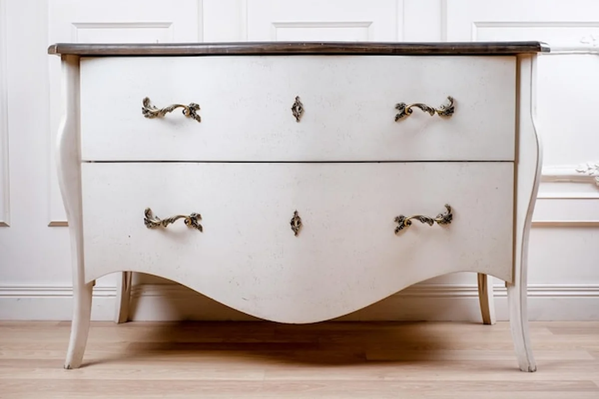 Vintage komoda na jasnym tle