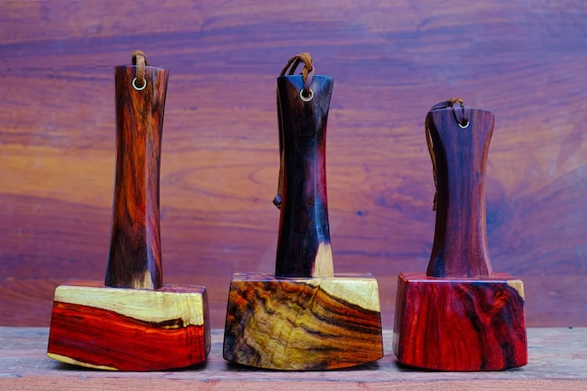 Zestaw drewna młotka z palisandru i narzędzia ręcznie robione z Tajlandii w warsztacie na starym stole warsztatowym