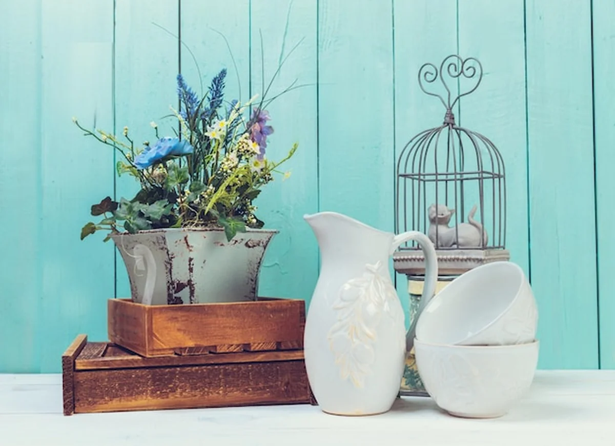 Dekoracje domowe w stylu shabby chic na drewnianym tle