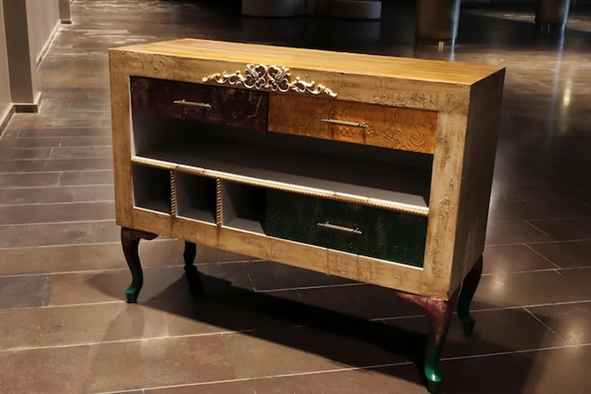 Drewniany ręcznie robiony stół dekoracyjny