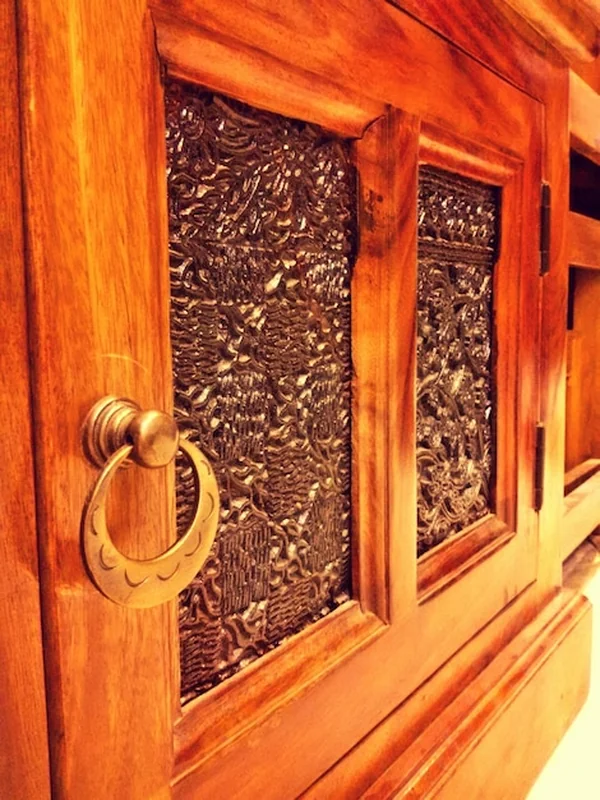 Starożytna drewniana szafa w domu