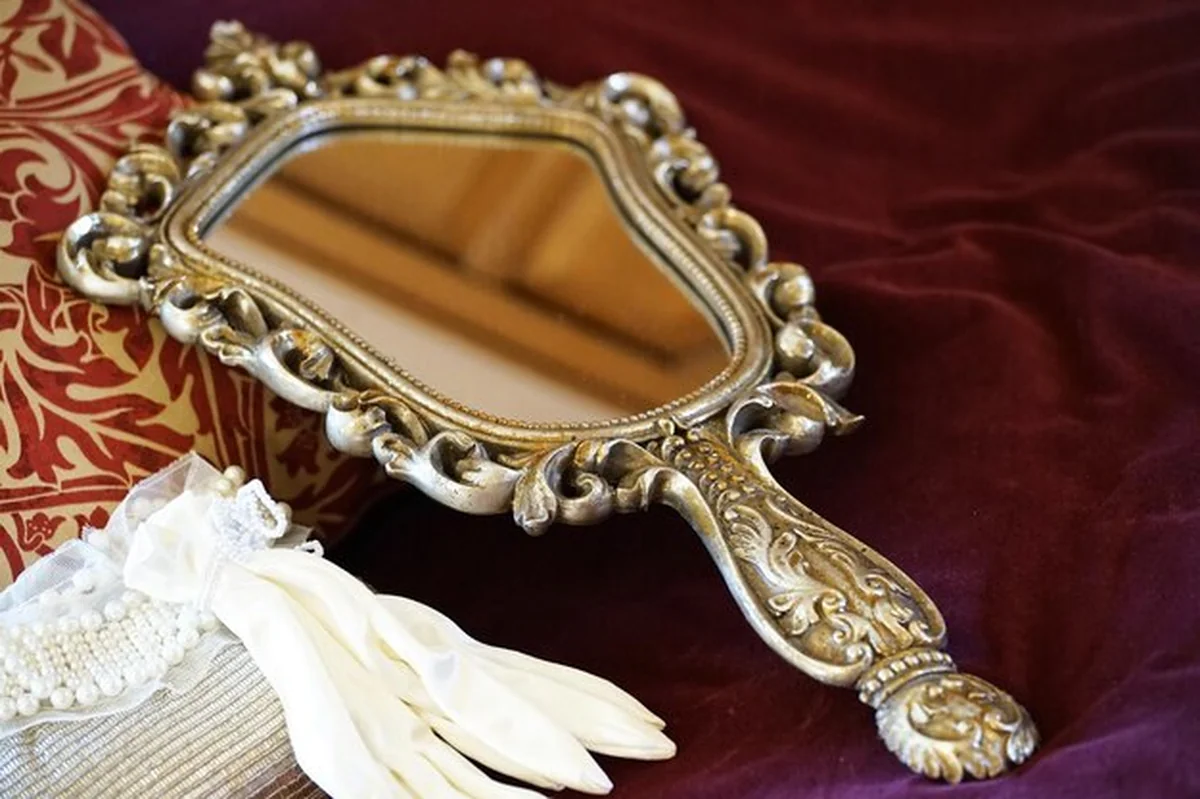 Zbliżenie starożytnego metalowego lustra