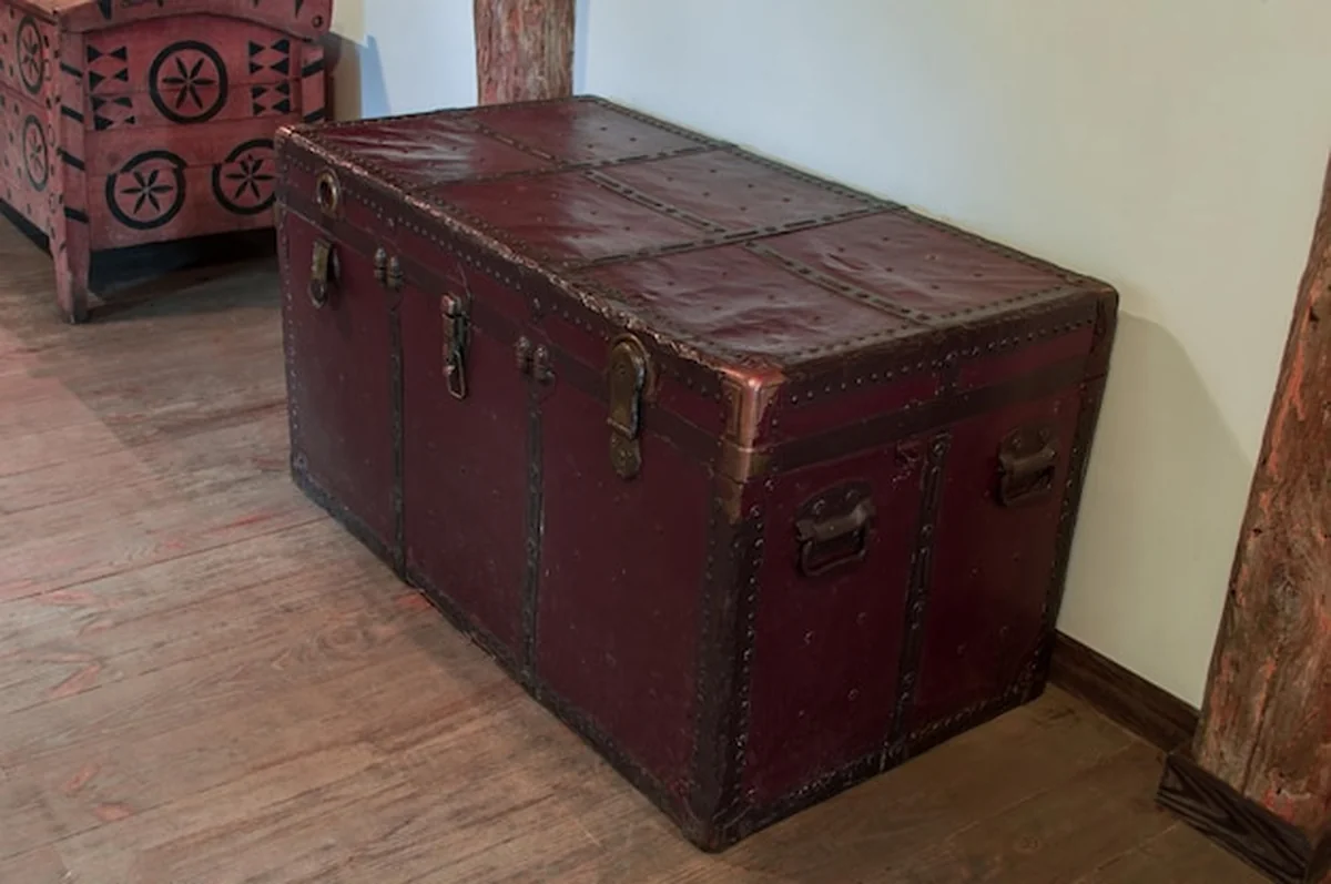 Stara czerwona skrzynia na drewnianej podłodze