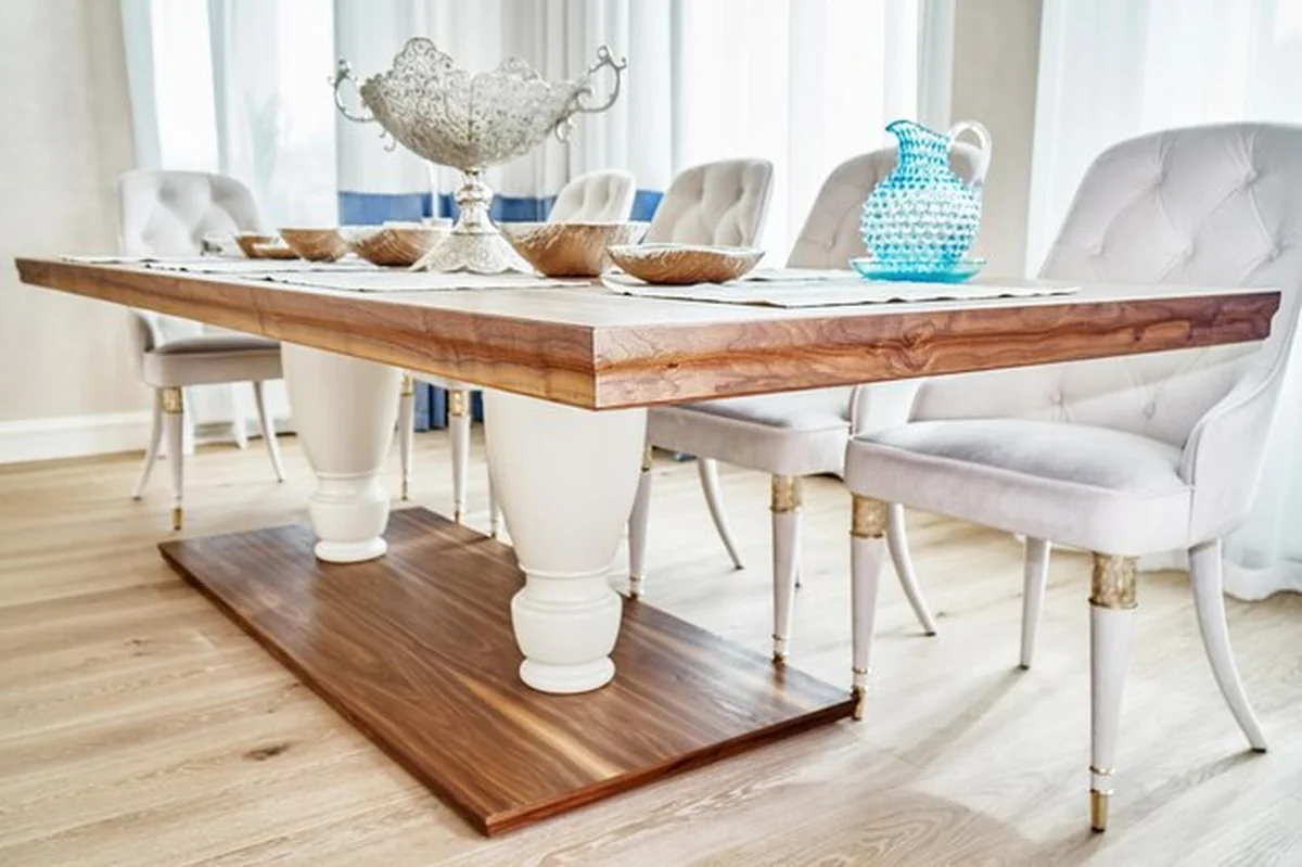 Luksusowy stół jadalny z litego drewna orzechowego i forniru ze świąteczną oprawą i fotelami