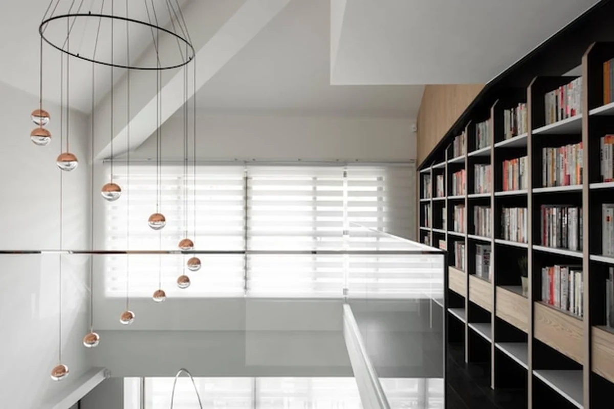 Nowoczesna minimalistyczna biblioteka domowa