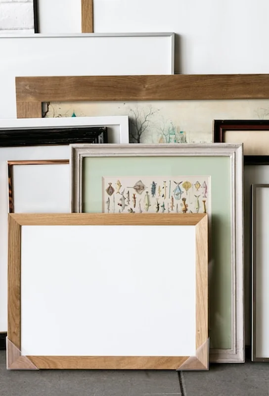 Zaprojektowana przestrzeń z ramą na zdjęcia