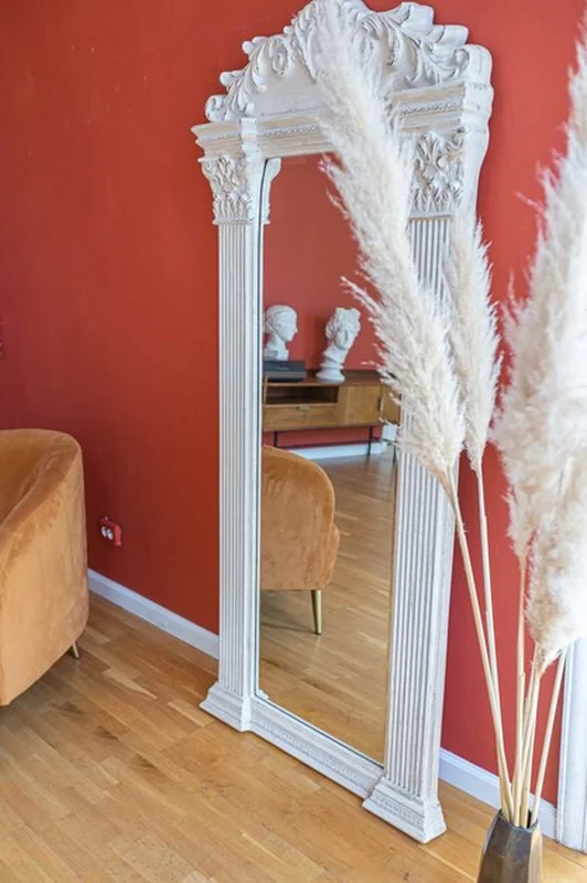 Antyczne wnętrze z jasnoczerwonymi ścianami i drewnianą podłogą