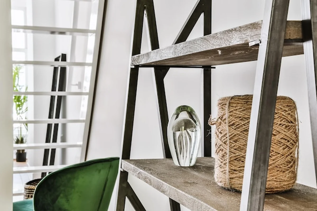 Stylowy pokój z szafą z półkami