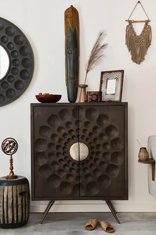 Projekt etnicznego salonu z nowoczesną komodą i dekoracjami