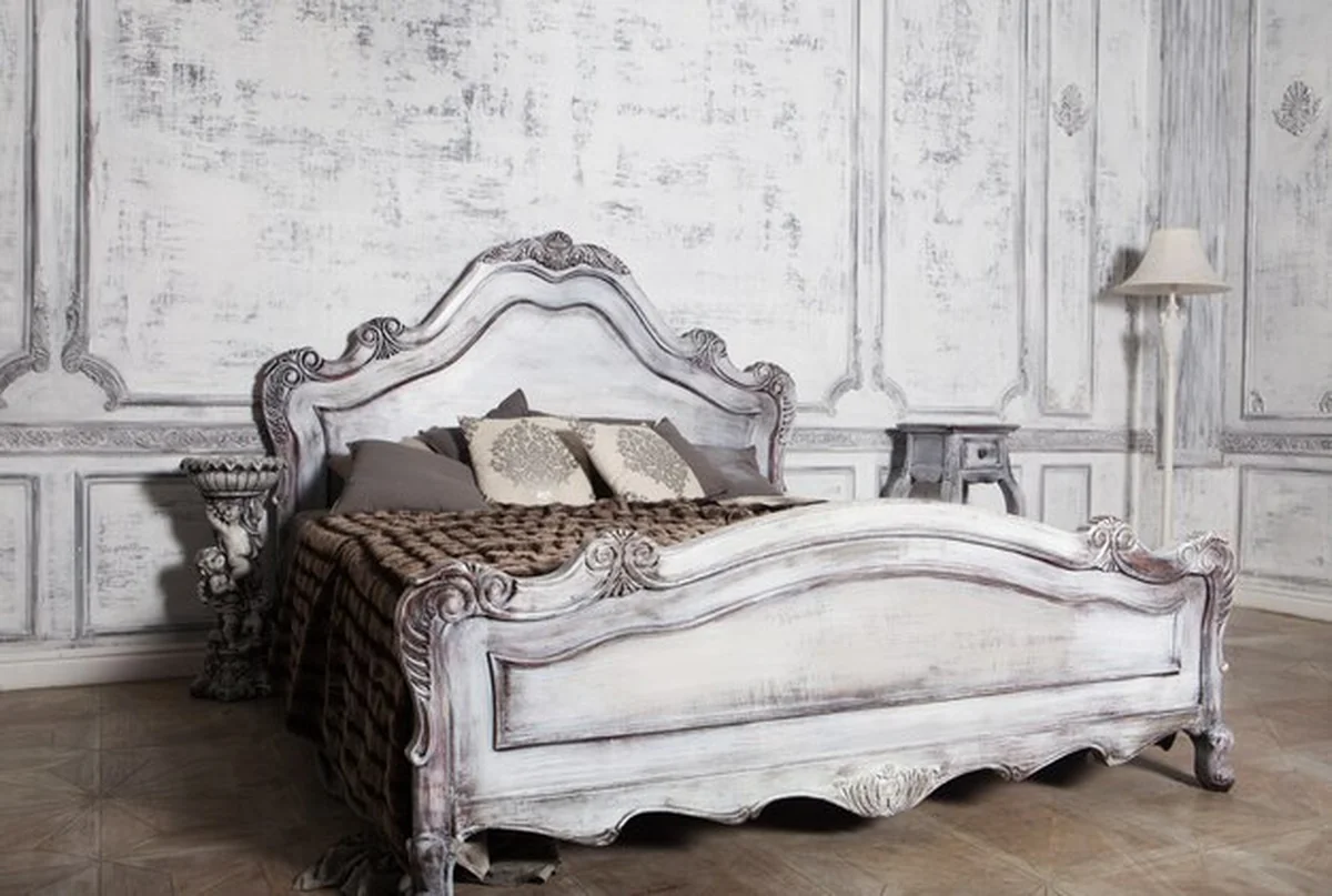 Drewniane łóżko prowansalskie