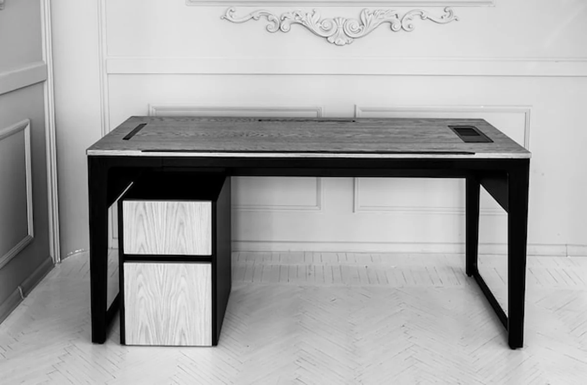 Biuro dyrektora z dużym drewnianym stołem