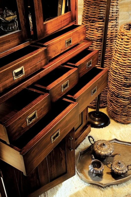 Komoda z koszem na niej i koszem na górze