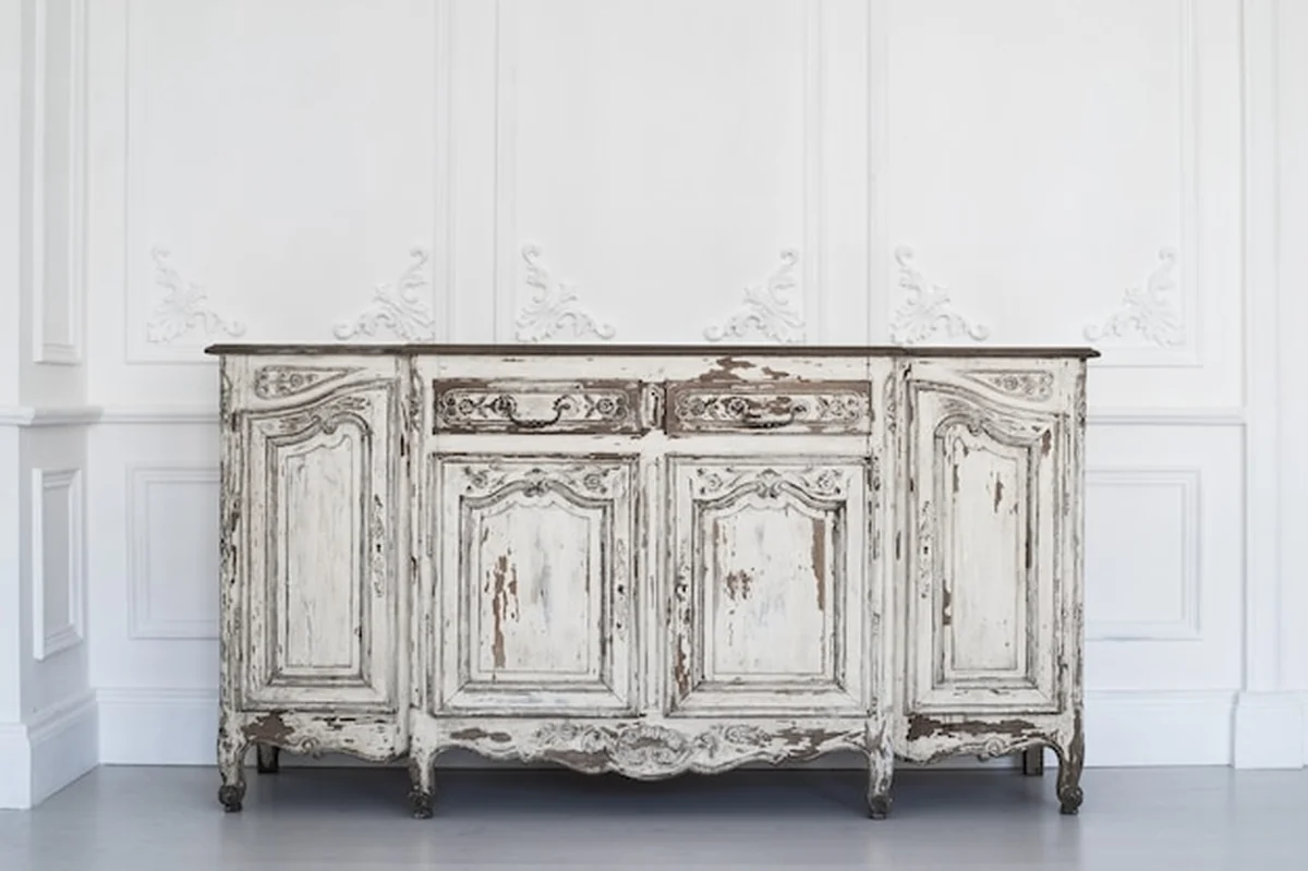 Starożytne białe komody na luksusowym projekcie ściany