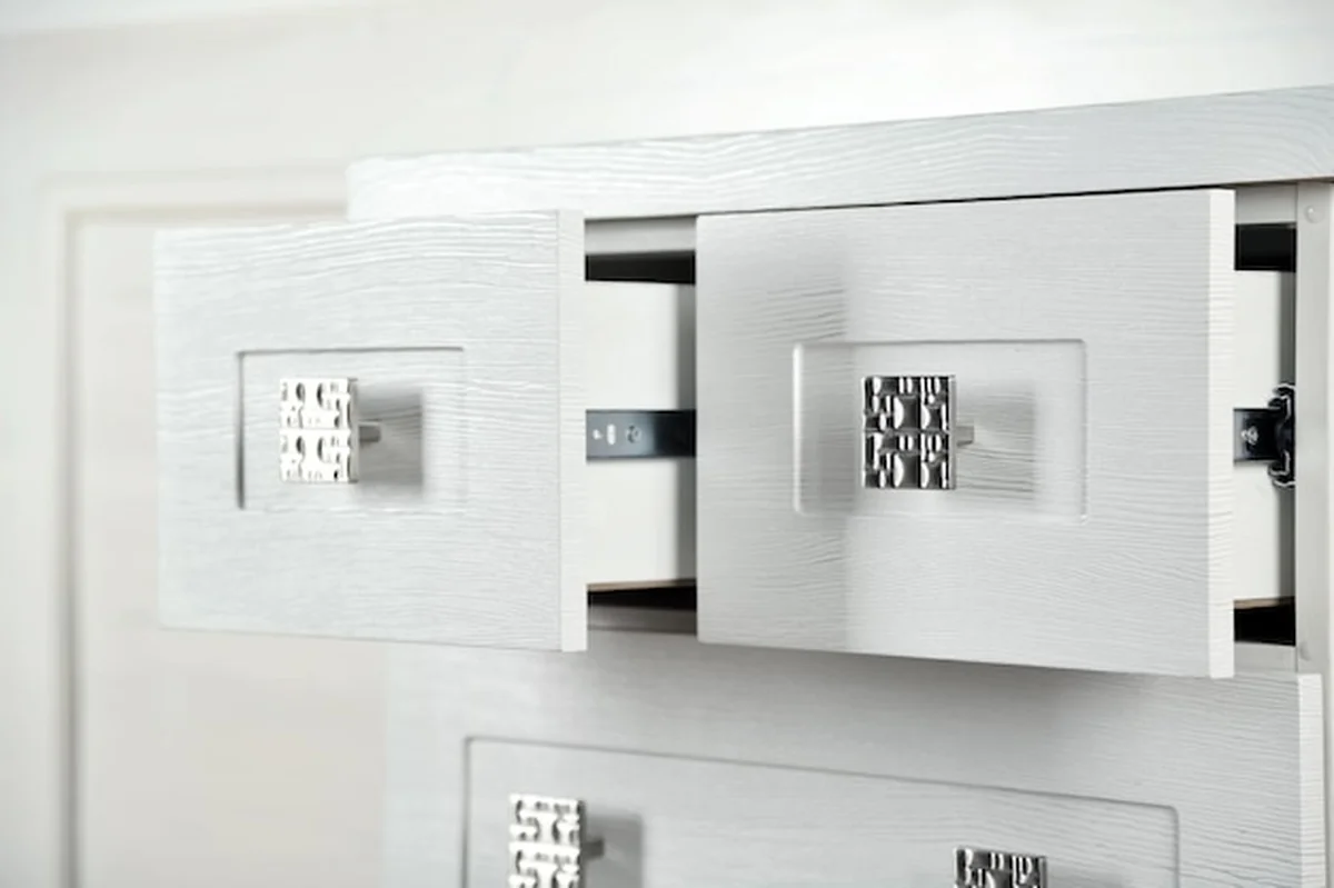 Biała drewniana skrzynka z otwartą szufladą