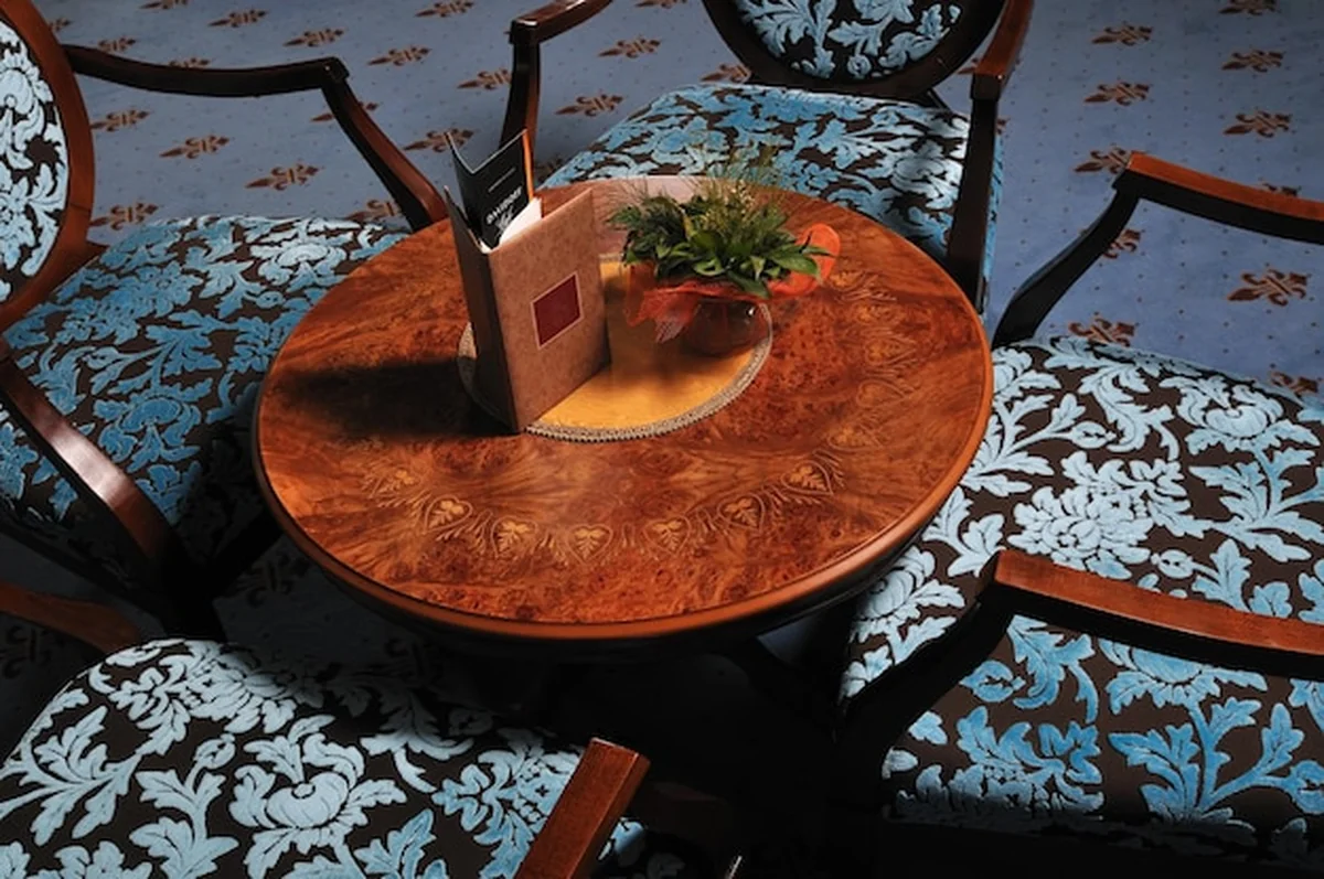 Kawiarnia wewnątrz z drewnianymi meblami