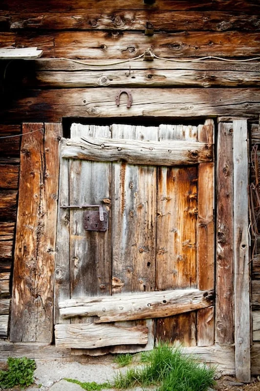 Stare drewniane drzwi budynku