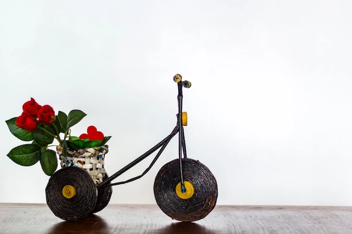 Rower z różami i czerwonymi sercami na koszyku