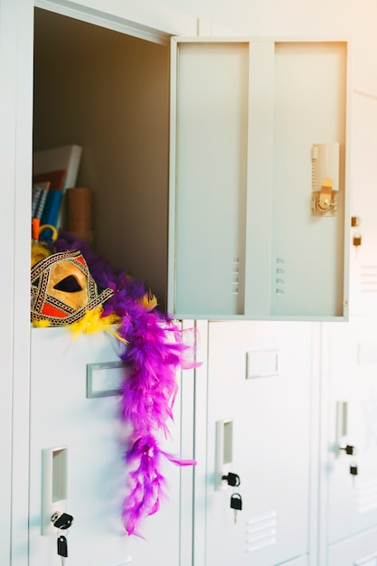 Kolorowa szafa minimalistki – jak wybrać idealny mebel?