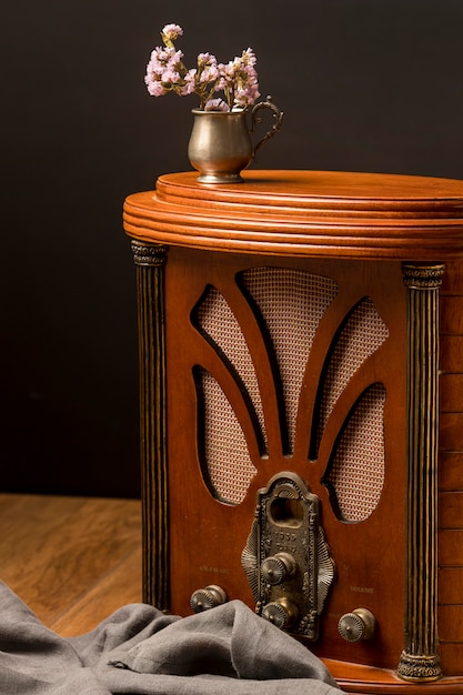 Komoda kolonialna – stylowy mebel z litego drewna indyjskiego