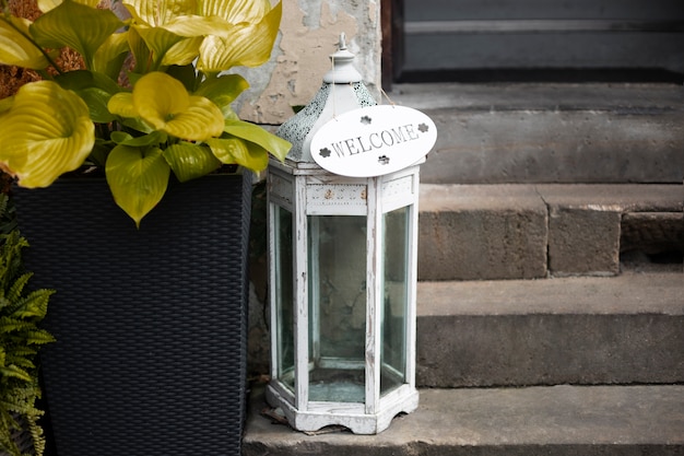 Jakie lampiony drewniane wybrać do ogrodu? Pomysły na dekoracje