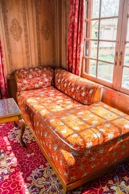 Jak wybrać łóżko indyjskie do sypialni? Poznaj nasze typy